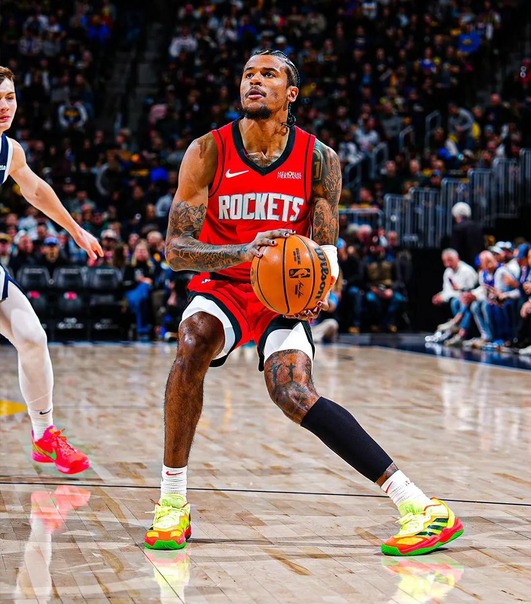 NBA总决赛今晨走向成谜，罗马绝杀压哨，底气十足，更衣室氛围转暖(今日nba2013总决赛第六场最后时刻观众走了)